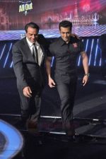 Salman Khan, Dharmendra at COLORS India_s Got Talent Season 3 in Filmcity, Goregaon on 22nd Aug 2011 (106).JPG